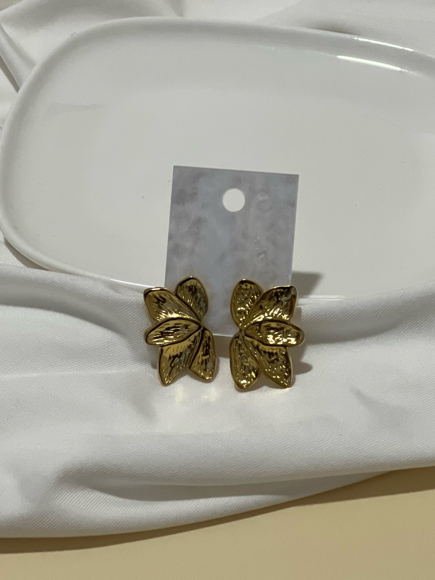 Zarcillos de hoja dorados