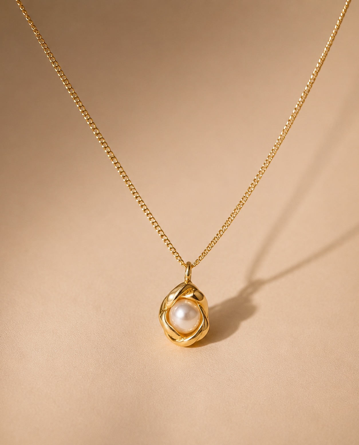 Collar con perla envuelta
