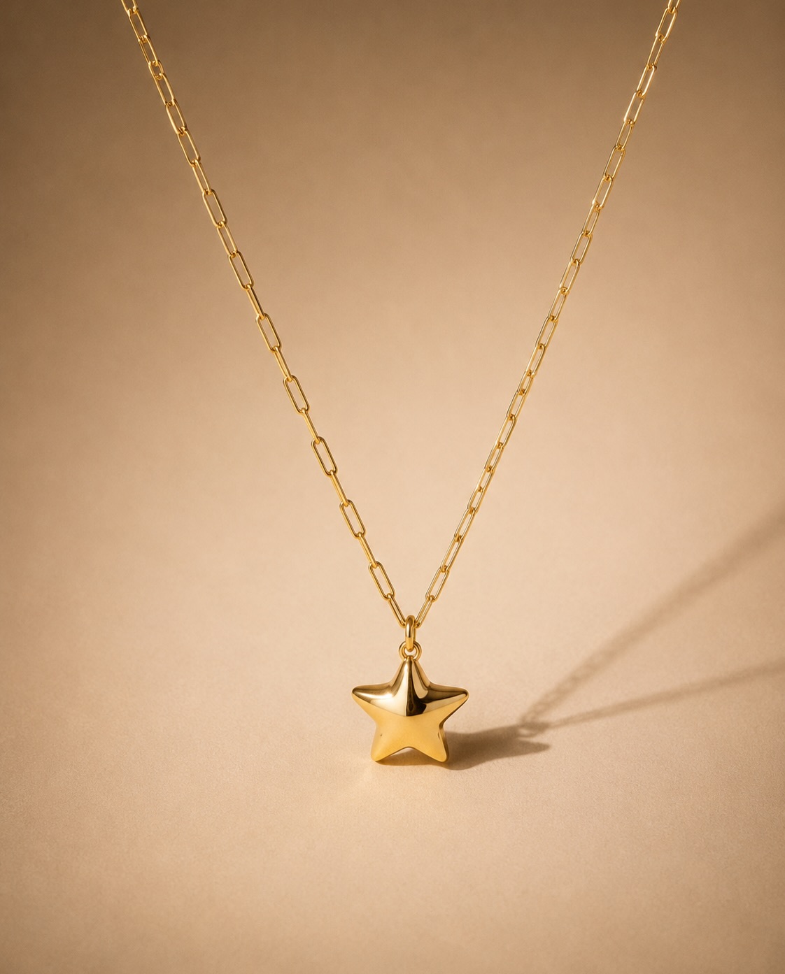 Collar estrella dorado sobre fondo beige